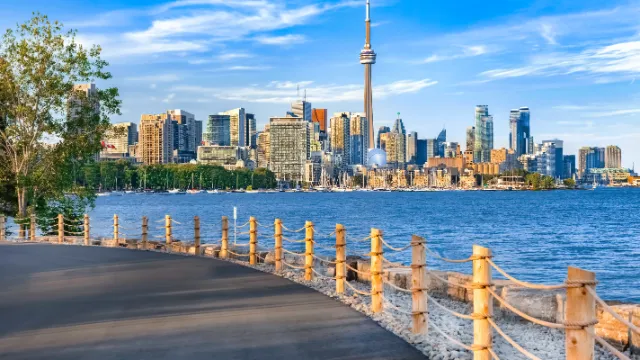 Blick auf die Skyline von Toronto mit dem CN Tower