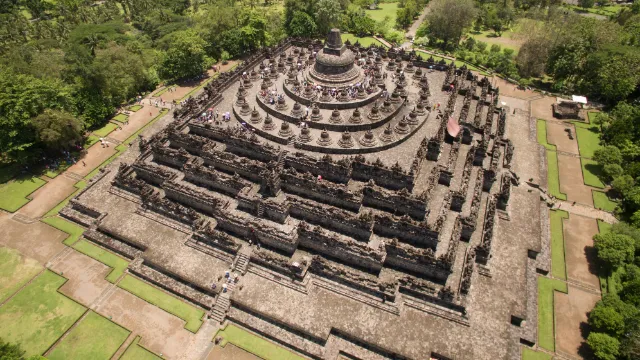 Borobudur & Prambanan Tempel, Java